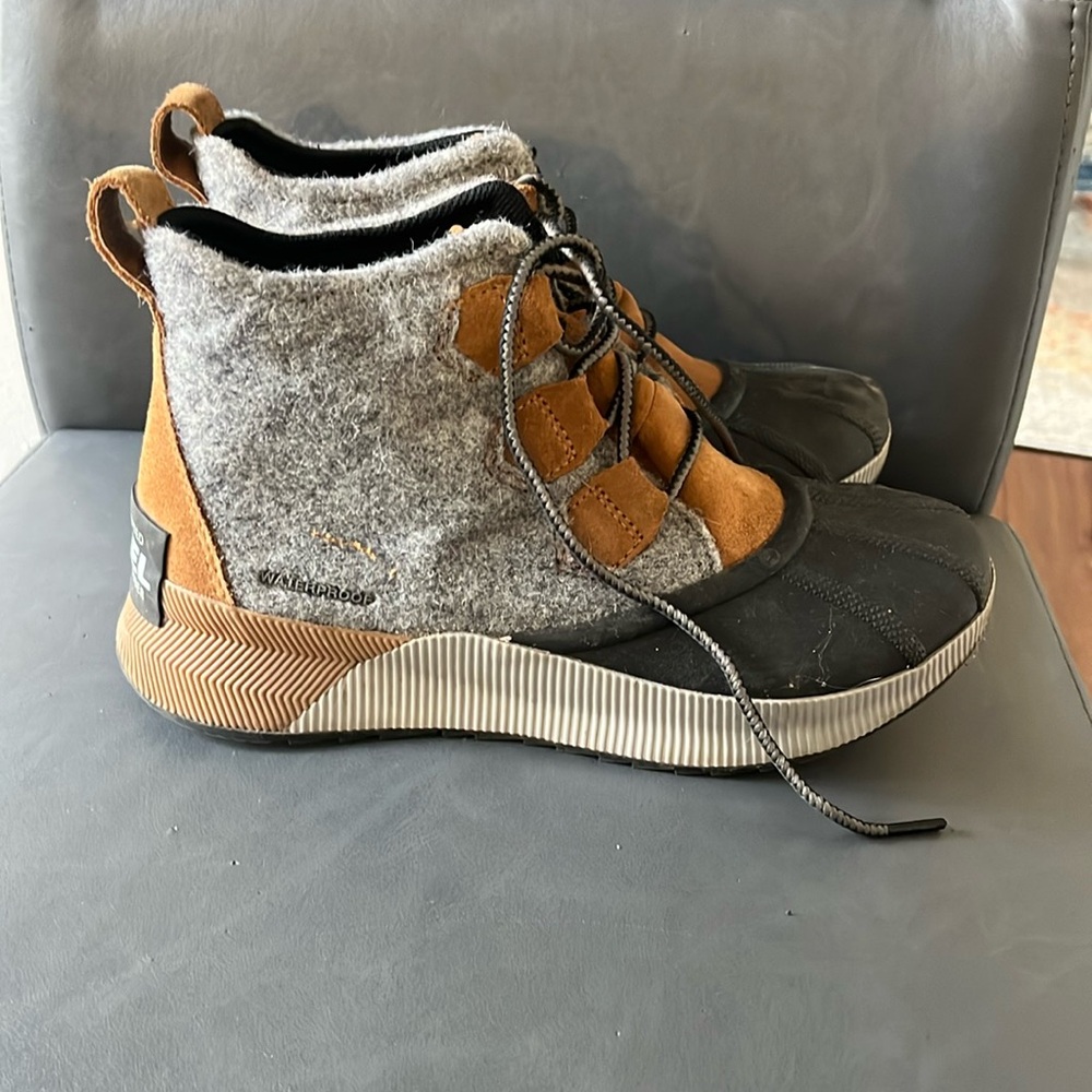 Sorrel waterproof snow boots. Womens size 7. Great condition.